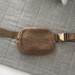 NWOT Cozy Tan Sherpa Crossbody Belt Bag - Casual Hands-Free Carry